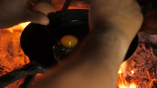 火在砖炉中燃烧食物篝火壁炉烧木头和煎在煤上煮熟的鸡蛋视频