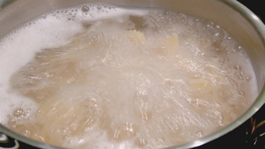 关于烹饪意大利面过程的特写16秒视频
