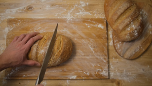 在厨房里切面包把面包切成薄片做成三明治21秒视频