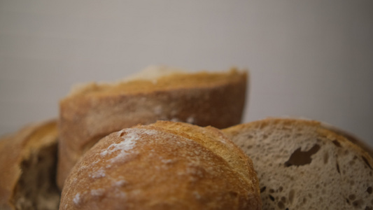 切片面包面包房新鲜烘烤面包的卷子木制桌棕色选择性焦点视频