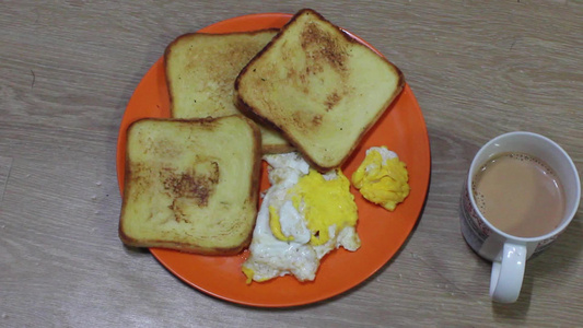 自己做的早早餐面包面包和煎蛋卷视频