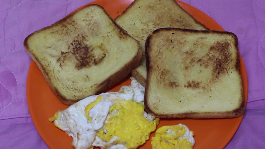 自己做的早早餐面包面包和煎蛋卷视频