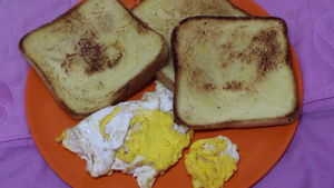 自己做的早早餐面包煎蛋卷9秒视频