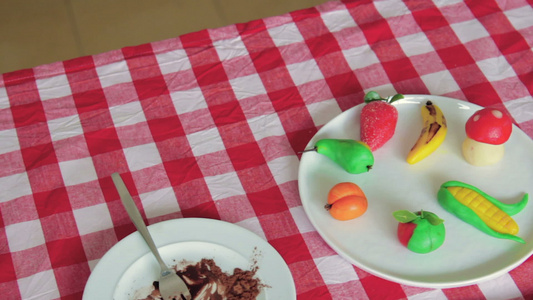 马拉西帕水果放在桌子上的白板上视频