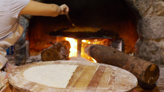 以传统土制炉灶煮的面包视频
