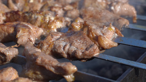 在木炭烧烤炉上用火烟在金属叉子上做饭吃着美味的多汁15秒视频