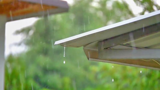 在雨的屋顶慢动慢动视频