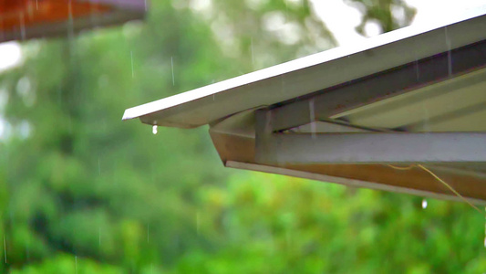 在雨的屋顶慢动慢动视频