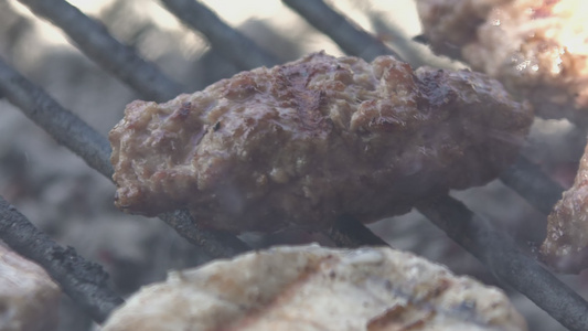烧烤炉上的肉饭慢动视频