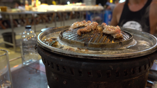 烹饪海鲜的过程在烤牛肉上视频