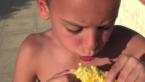 饥饿的难民儿童在吃玉米17秒视频