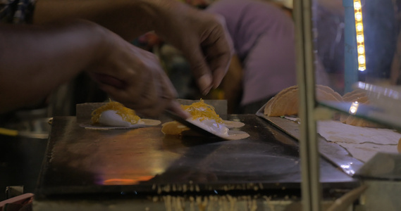 零售商在泰国Bangkok烹饪甜点视频