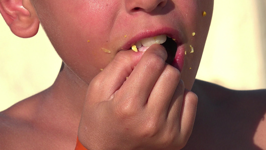 饥饿的难民儿童在鳕鱼上吃玉米视频