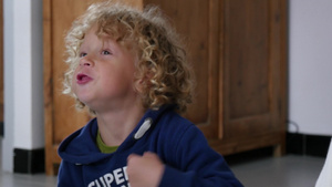 金发小男孩吃一个苹果切成碎片17秒视频