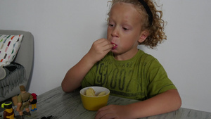 小男孩吃苹果切成片片44秒视频