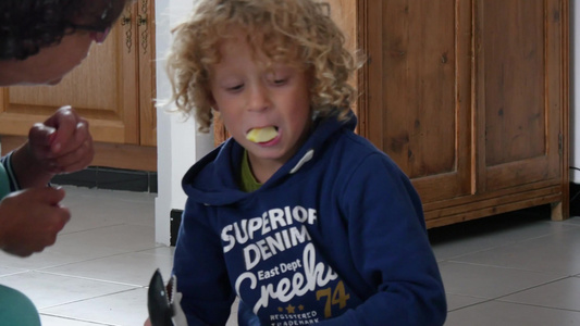 金发小男孩吃一个苹果切成碎片视频