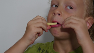 小男孩吃苹果切成片片52秒视频