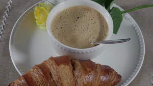 配牛奶和羊角面包的欧洲早餐咖啡21秒视频