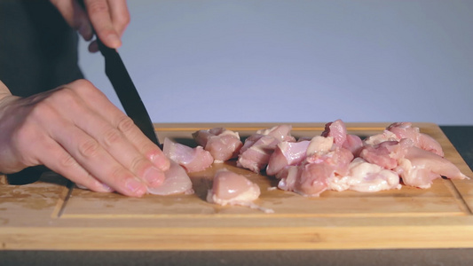 厨师切新鲜鸡片视频