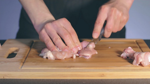 厨师切新鲜鸡片11秒视频