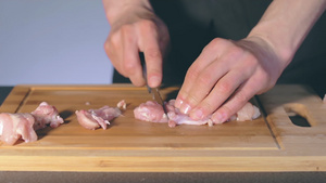 厨师切新鲜鸡片50秒视频