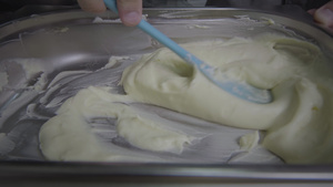 制作蛋糕奶油的厨师12秒视频
