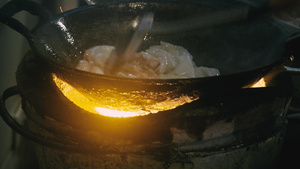 厨师用锅炉和火炉煮面22秒视频