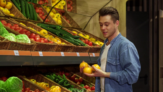 男人在超市买水果和蔬菜的视频