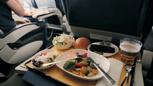 飞机上吃的美味餐食12秒视频