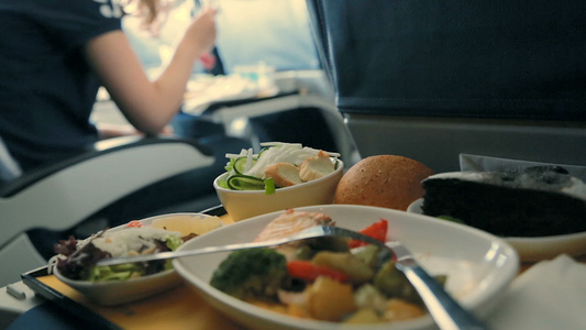 在飞机上吃午餐船上吃饭视频