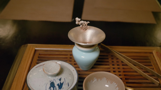 桌球碗杯子和筛子以备木桌上的茶视频
