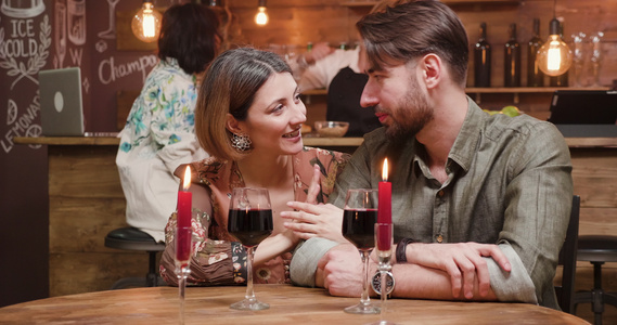 一对年轻情侣在浪漫的约会中享受彼此陪伴视频