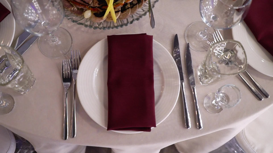餐厅餐盘上的红餐巾纸视频