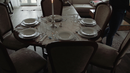 6个有烛光的圆桌餐桌视频