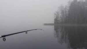 芬兰湖上钓鱼18秒视频