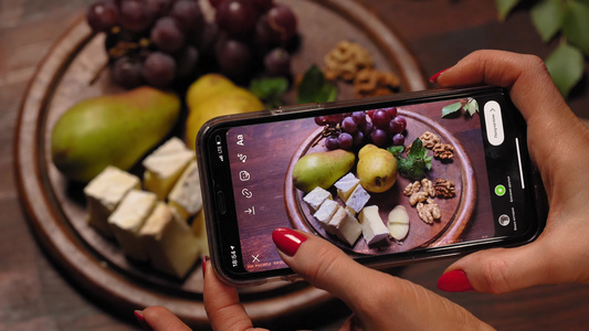 在手机上拍下美丽的胡桃奶酪葡萄的配方照片视频