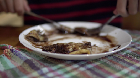美味的薄薄煎饼烤鸡肉配巧克力在盘子上特餐视频