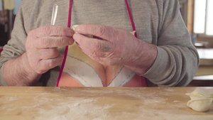 一个年长的男子在做肉卷26秒视频