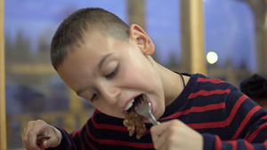 可爱的男孩吃煎饼23秒视频