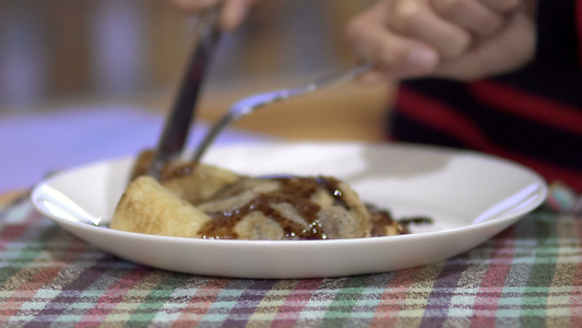 男孩吃饼干煎饼蛋糕早餐电影Dof视频