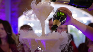 金字塔的眼镜塔香槟在餐饮派对上10秒视频