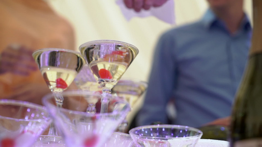 玻璃塔餐厅派对上香槟杯视频
