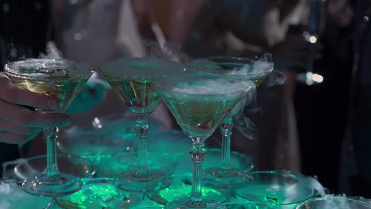 金字塔的眼镜塔香槟在派对上视频