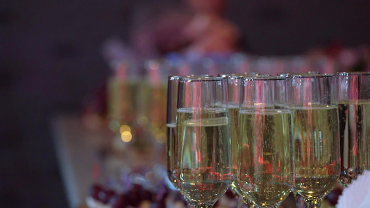派对上盛满香槟或白酒的红酒视频