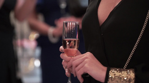 女人拿着香槟杯子7秒视频