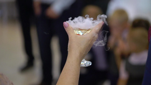 在派对上手握着酒杯或香槟或其他酒精饮料的人将他们绑7秒视频