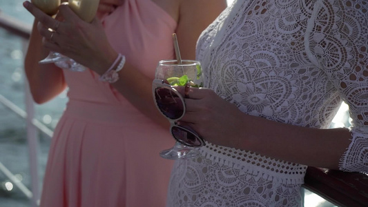 在派对上手握着酒杯香槟或其他酒精饮料的人饮酒者视频