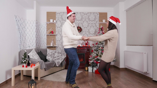 快乐的一对跳舞的情侣一起享受圣诞夜视频