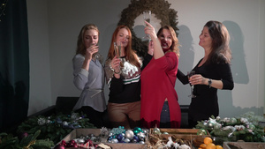 为庆祝圣诞节和新年做准备节日聚会年轻女性用香槟碰杯12秒视频