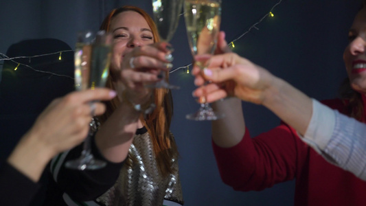 为庆祝圣诞节和新年做准备节日聚会年轻女性用香槟碰杯视频